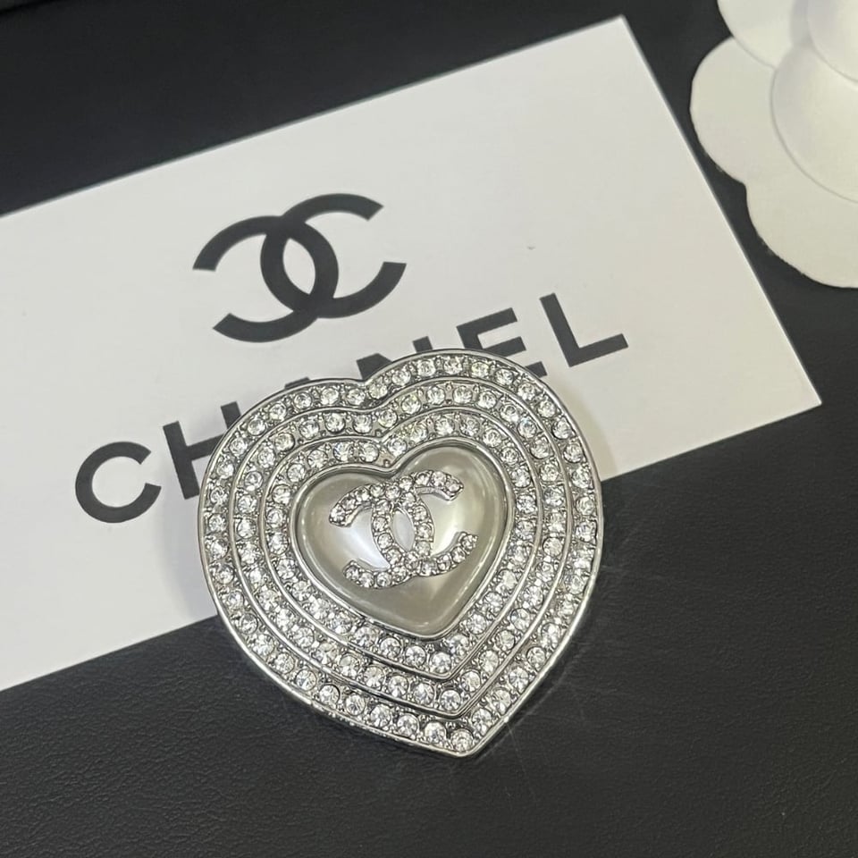 Chanel Cc Heart Brooch Silver With Pearl Heart view 2