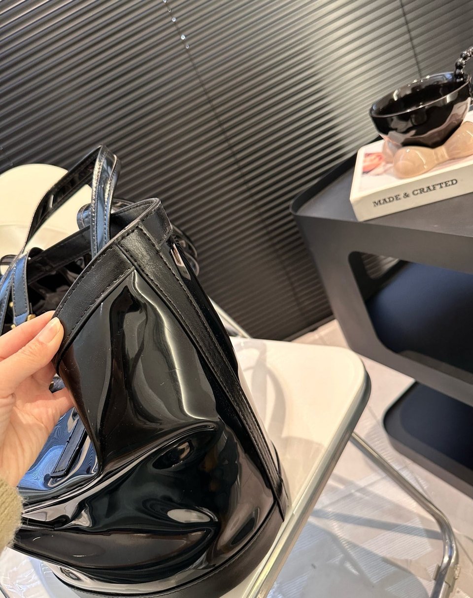 Saint Laurent Panier Medium In Vinyl And Shiny Leather Black 28Cm view 7