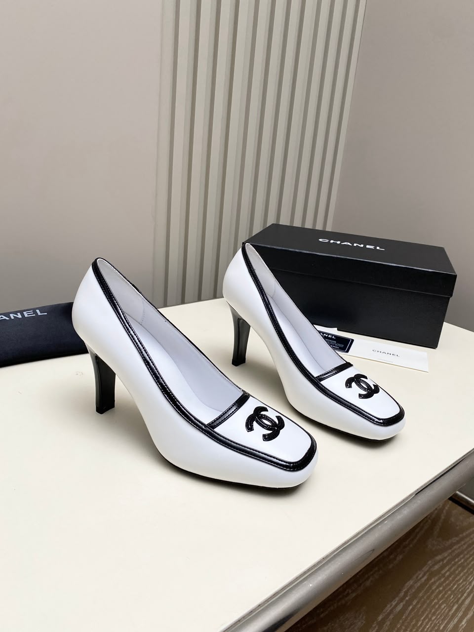 Chanel Siyah Beyaz Deri Kadın Babet White