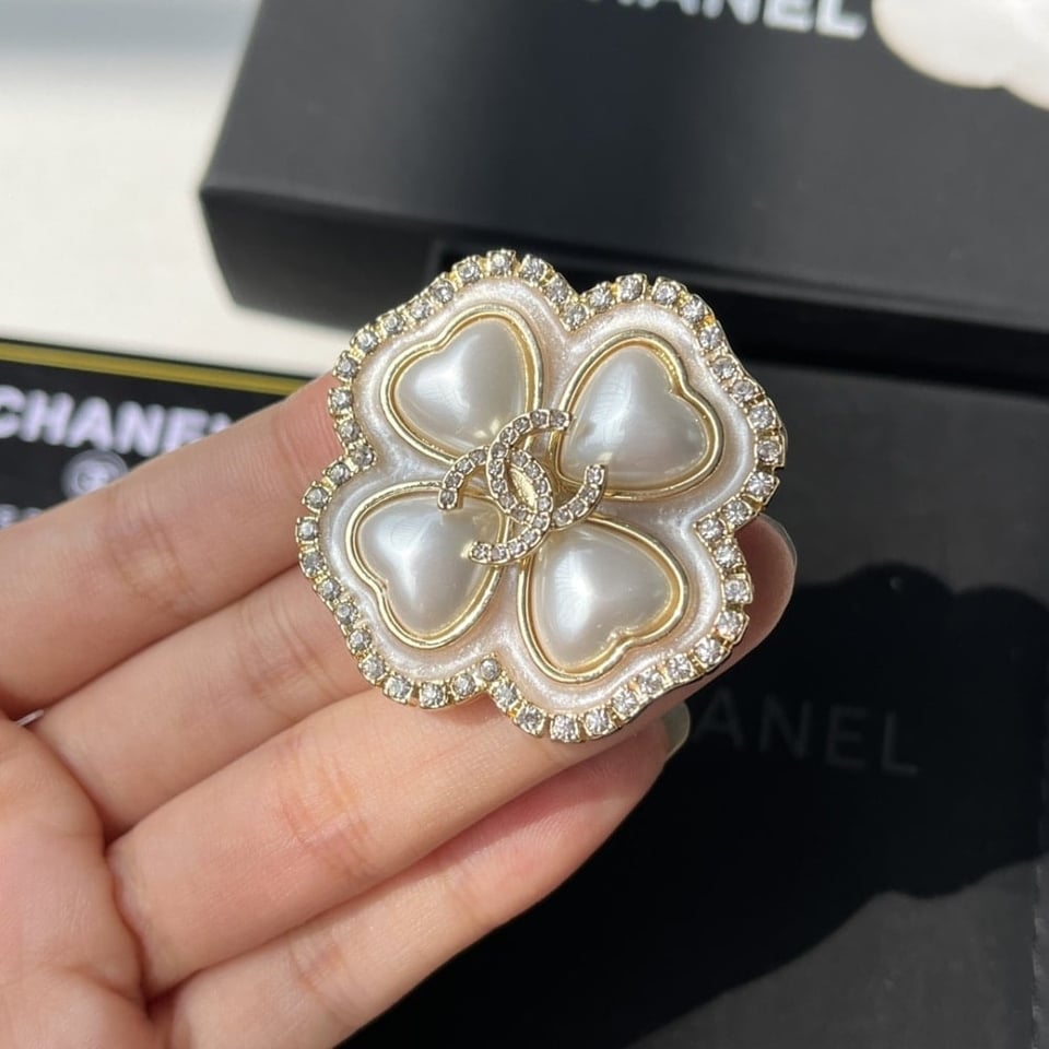 Chanel Cc Flower Brooch Gold With Pearl Heart view 7