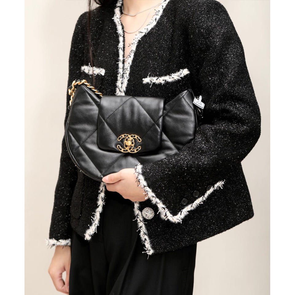 Chanel 19 Hobo Bag Black Quilted Lambskin 24cm view 5