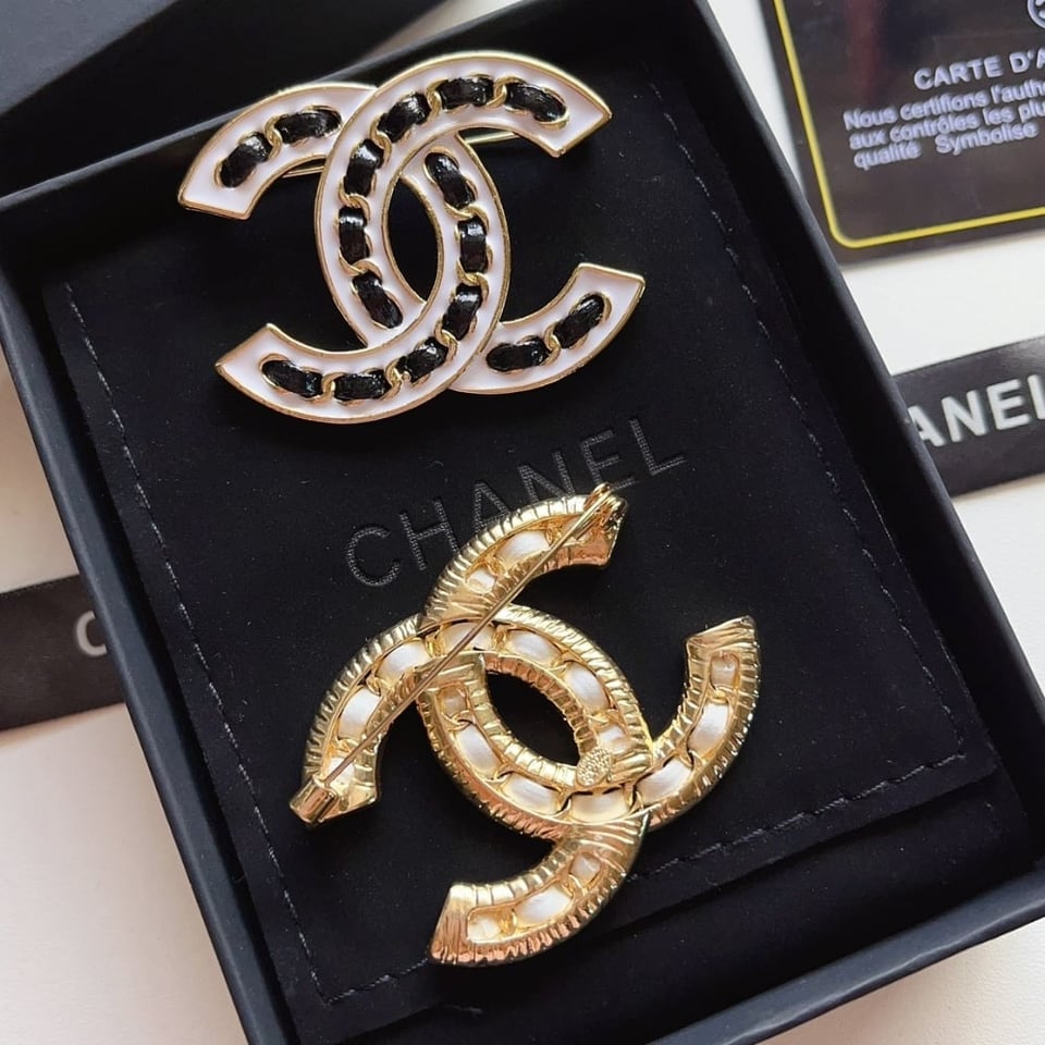 Chanel Cc Brooch Black With White Interwoven Chain Pattern view 6