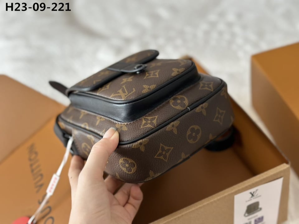 Louis Vuitton Christopher Wearable Wallet Monogram Brown 18Cm M69404 view 5
