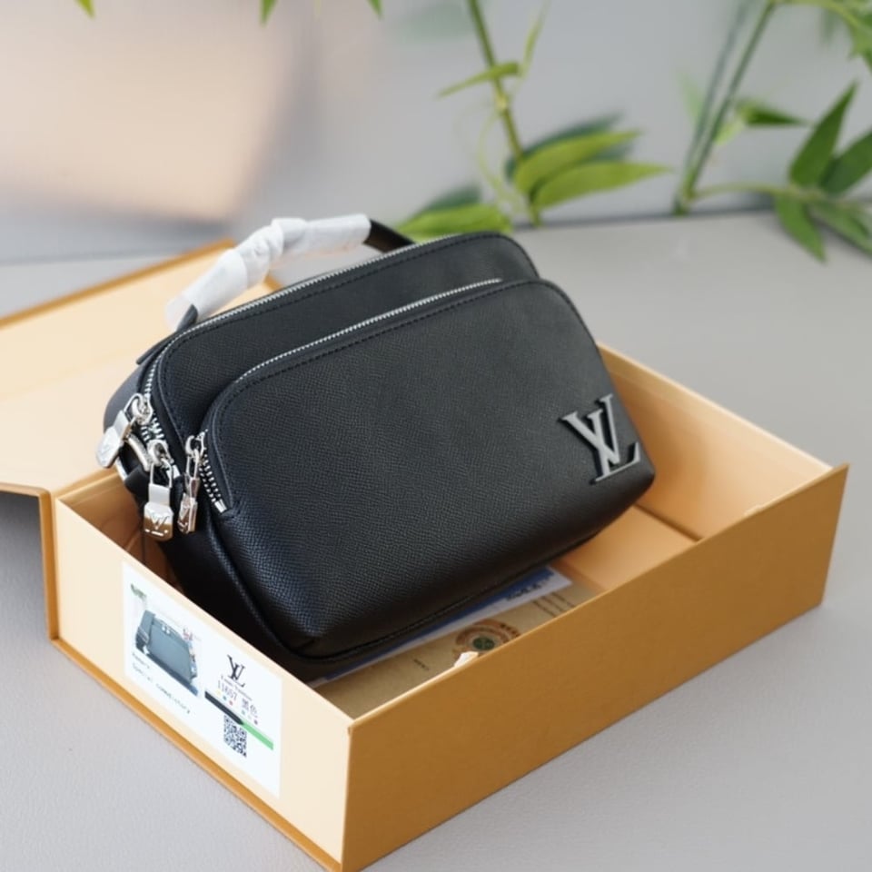 Louis Vuitton Avenue Messenger Bag Black 23Cm M11657 view 7