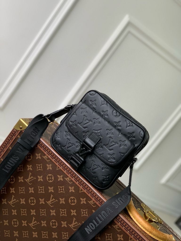 Louis Vuiiton Getaway Messenger Monogram Shadow Bag Black 20Cm view 3