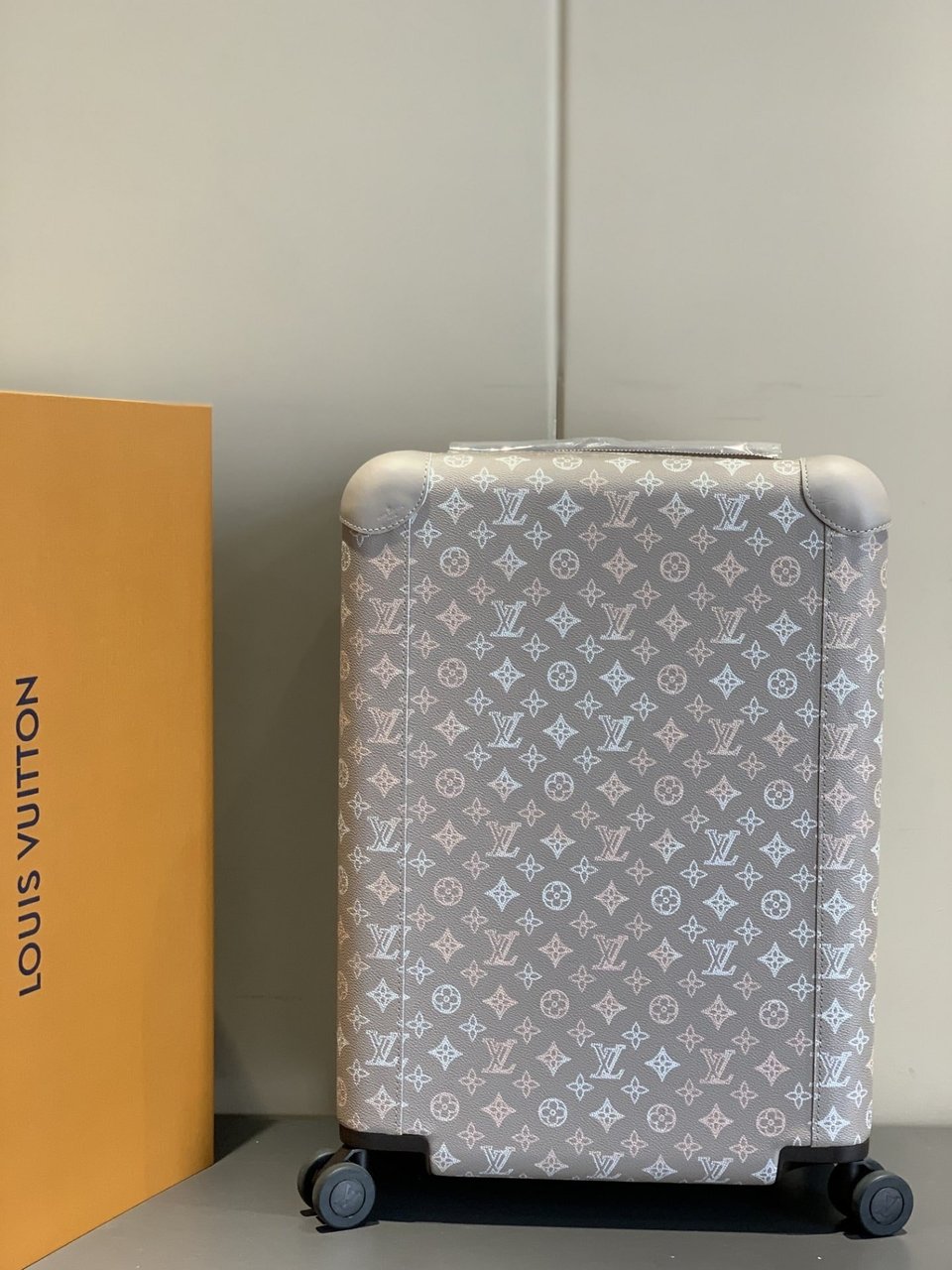 Louis Vuitton Horizon 55 Suitcase Mahina Perforated Calfskin Leather Gray 55Cm M10282 view 3