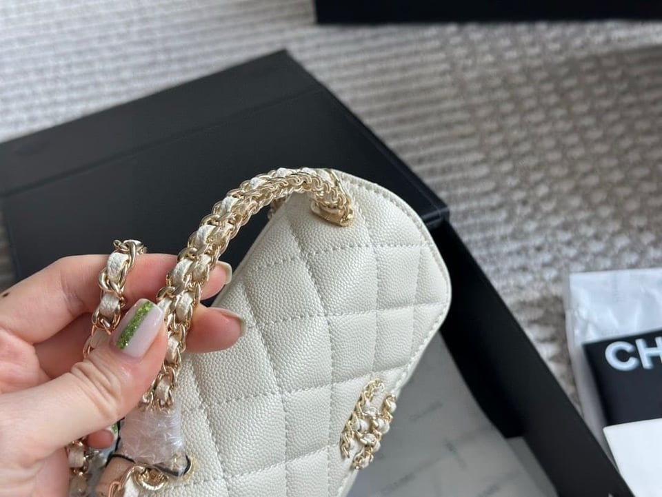 Chanel Clutch Bag With Chain In White 15Cm/5.9in view 4