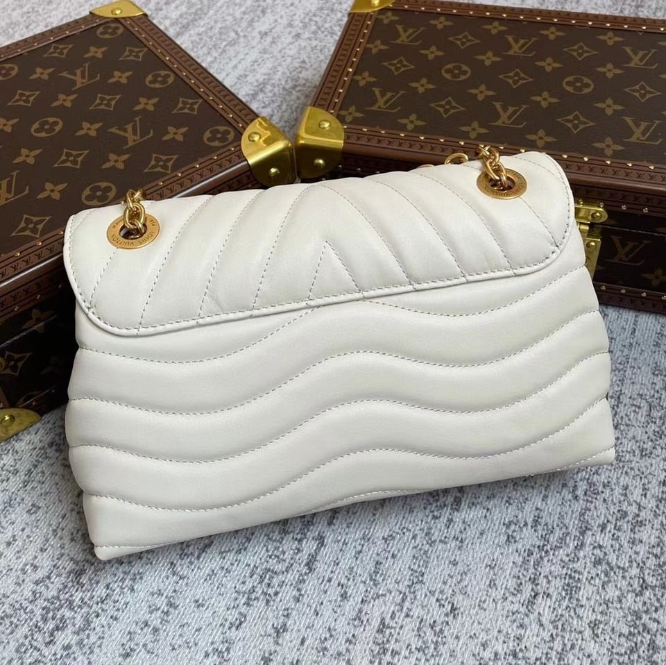 Louis Vuitton New Wave Chain 24Cm Ivory M58549 view 11