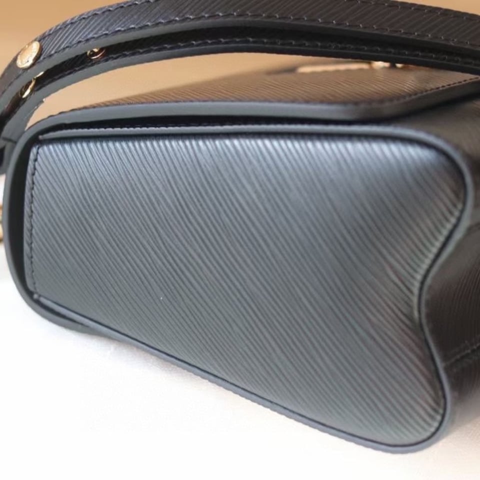 Louis Vuitton Twist Mm Cowhide Leather Handbag Black 23Cm view 9