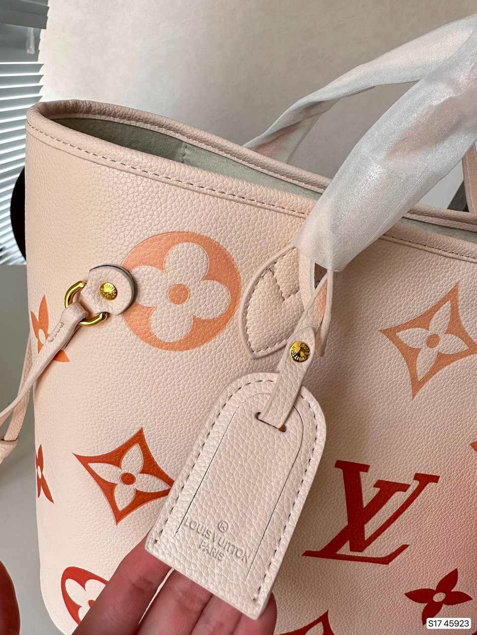 Louis Vuitton Neverfull MM Bag ‘Beige Clair’ 31Cm M46516 view 3