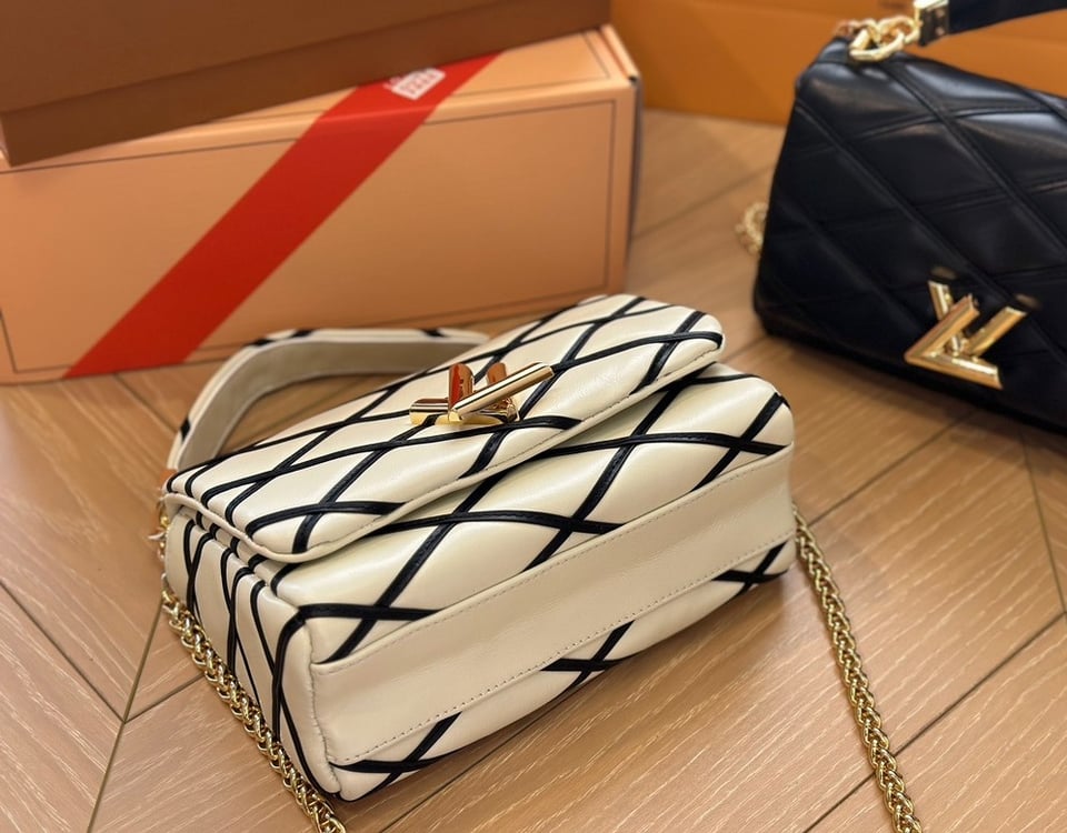 Louis Vuitton Go 14 Mm White Black 22Cm M22890 view 6