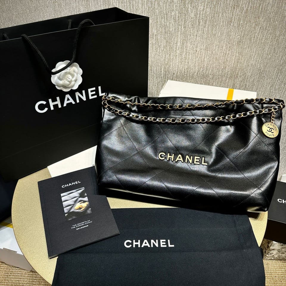 Chanel 22 Bag Handbag Black Shiny Calfskin 45cm view 4