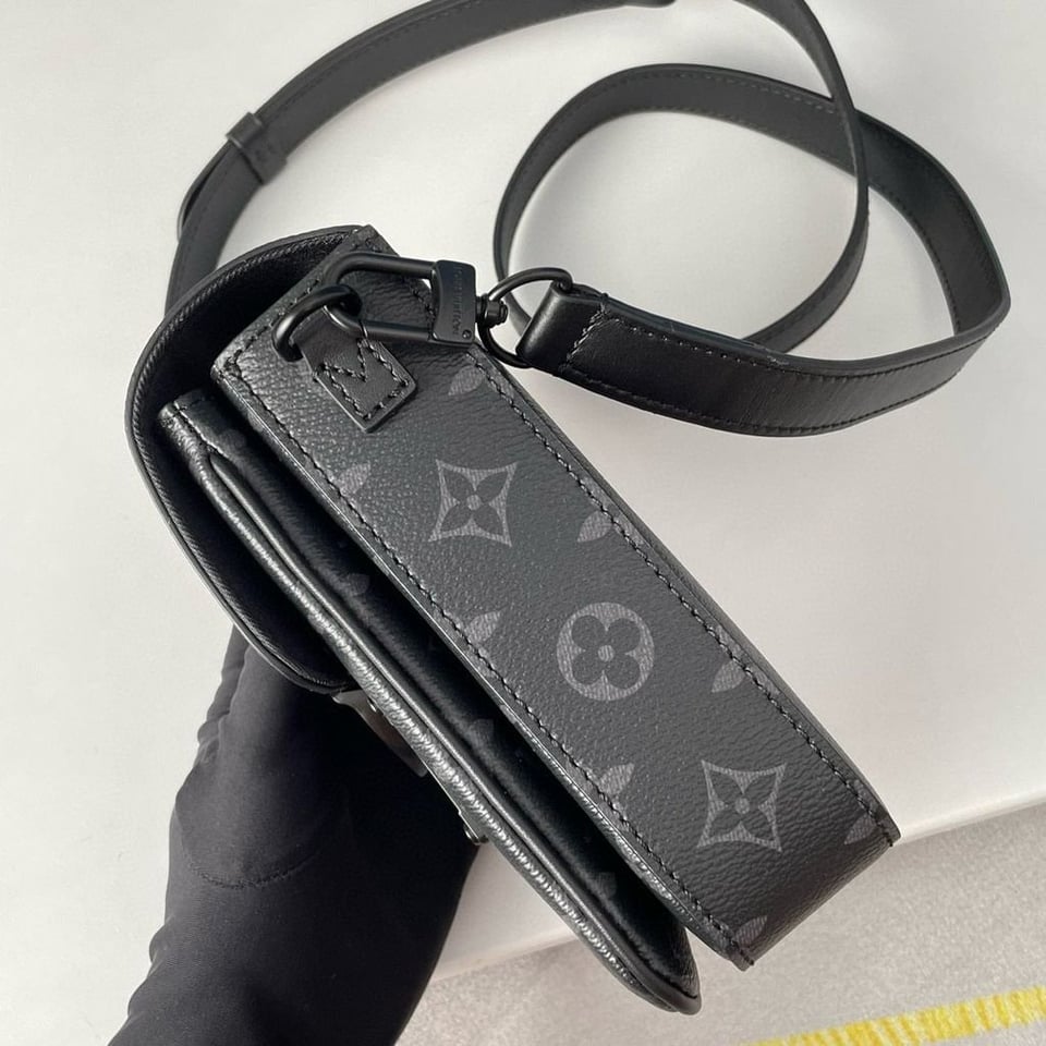 Louis Vuitton S-Lock Vertical Wearable Wallet Black 18Cm view 14