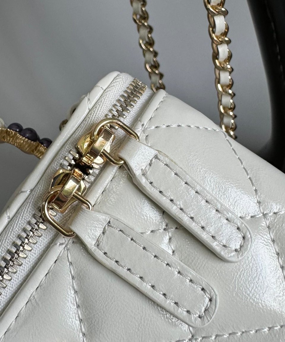 Chanel Vanity Case Pearl 17Cm White Lambskin Gold Hardware view 7