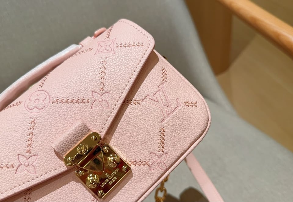 Louis Vuitton Pochette Métis East West 21.5cm M29488 view 4