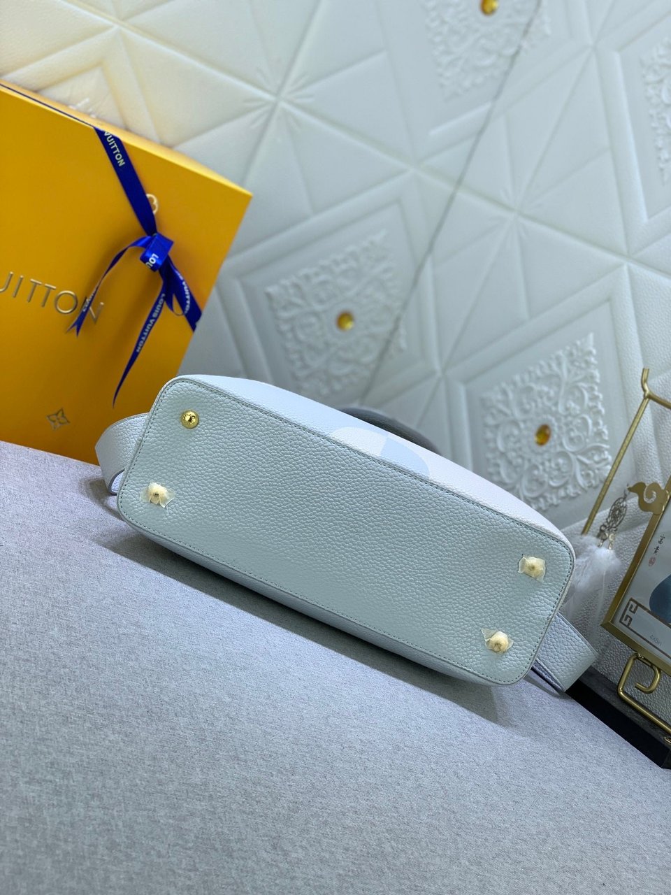Louis Vuitton Capucines Ice Age White 31.5Cm view 5