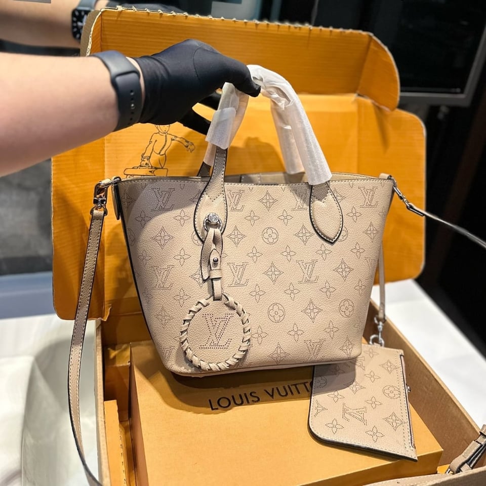 Louis Vuitton Blossom Mahina Calfskin Bag Beige 21Cm view 3