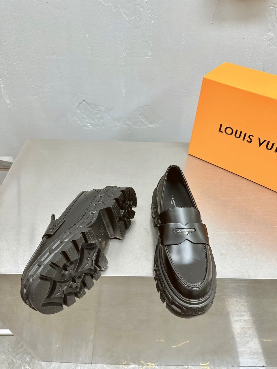 Louis Vuitton Lv Record Loafer Black 1Ac9I9 view 7