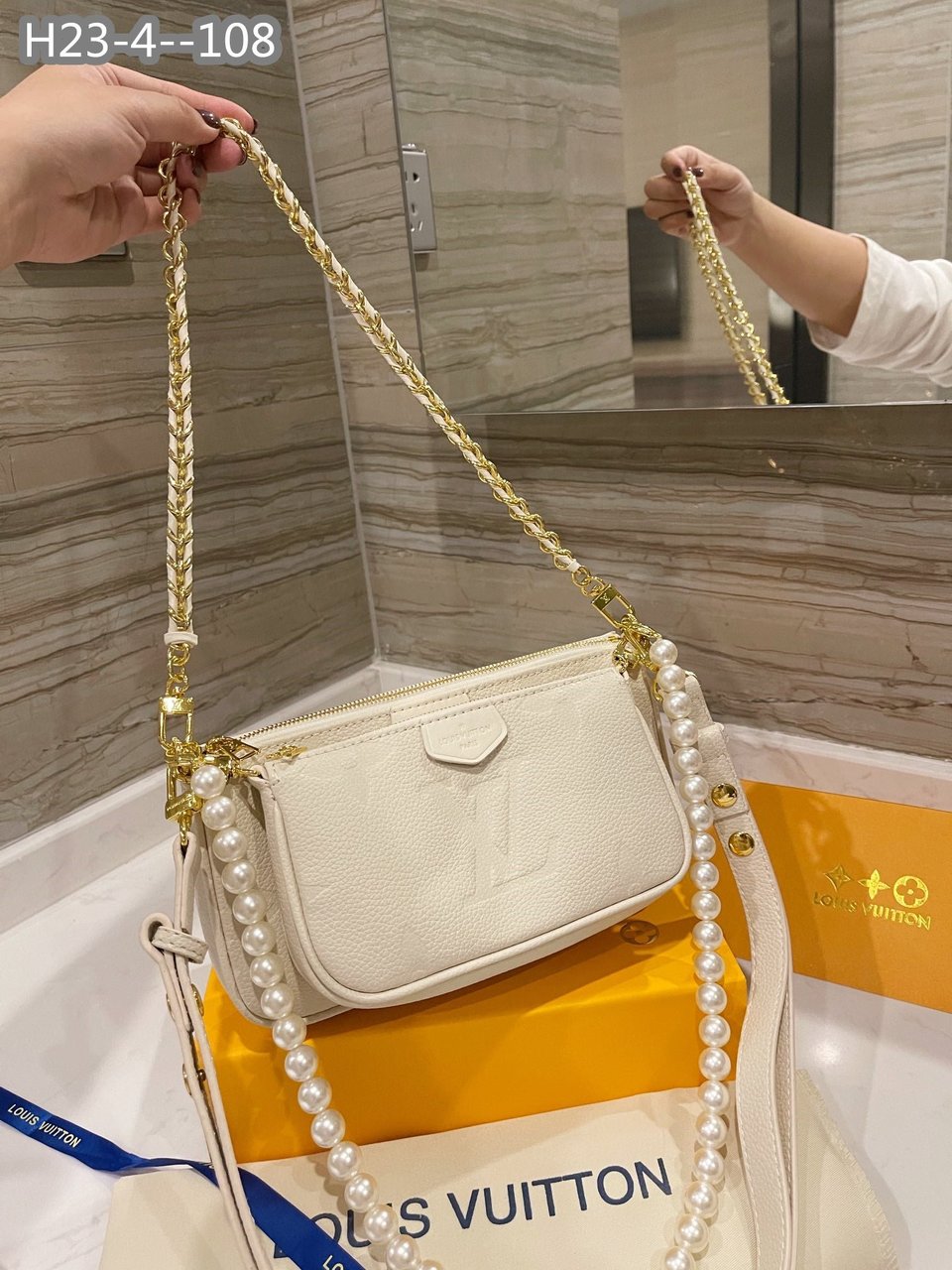 Louis Vuitton Multi Pochette Accessoires Cream 18Cm M46568 view 3