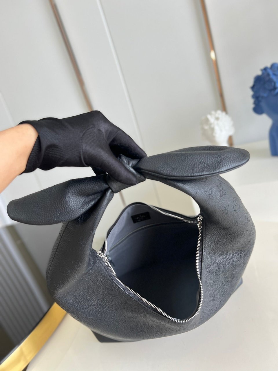 Louis Vuitton Why Knot Mm Black view 8