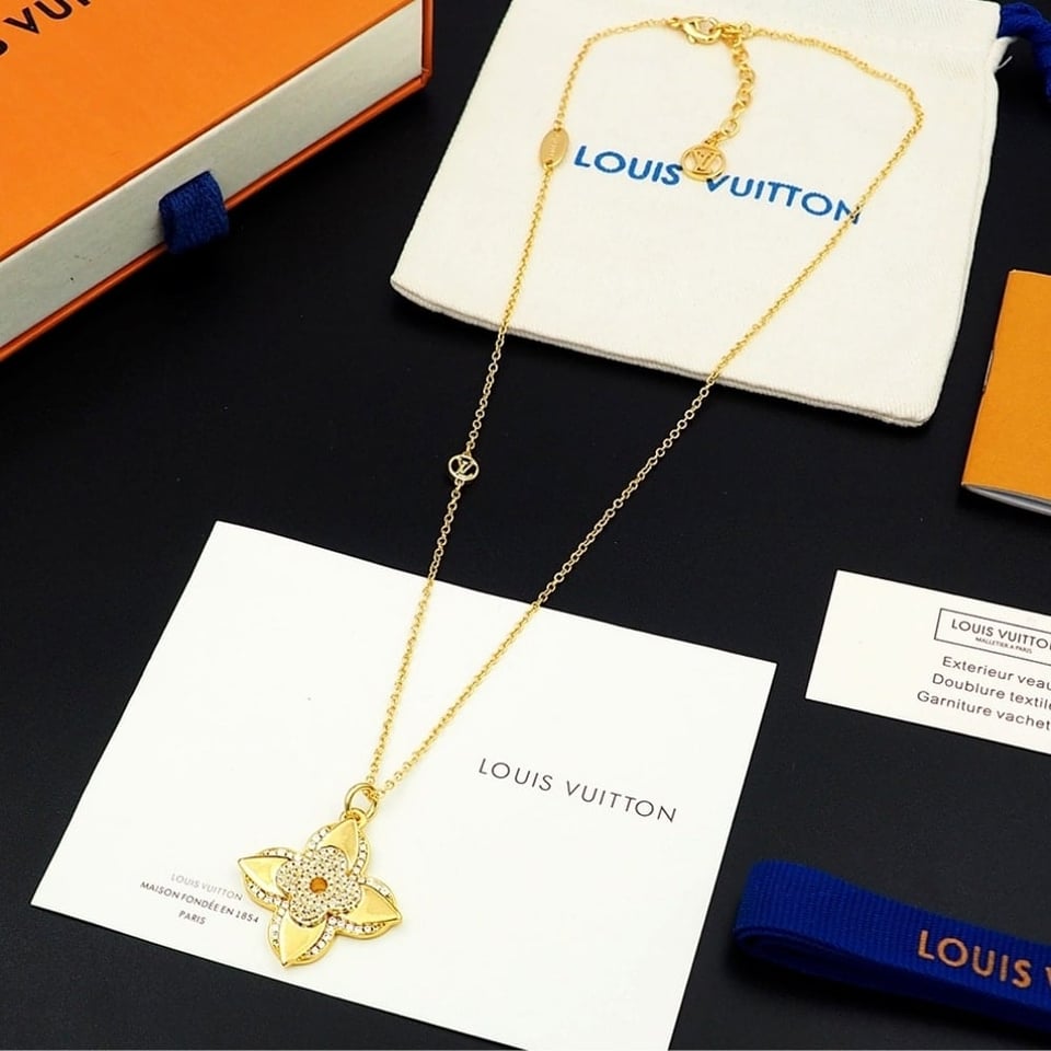 Louis Vuitton Lv Medaillon Necklace Gold M02001 view 5