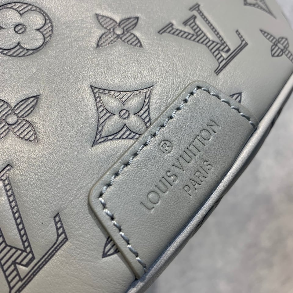 Louis Vuitton Discovery Bumbag Grey 26Cm For Men view 6