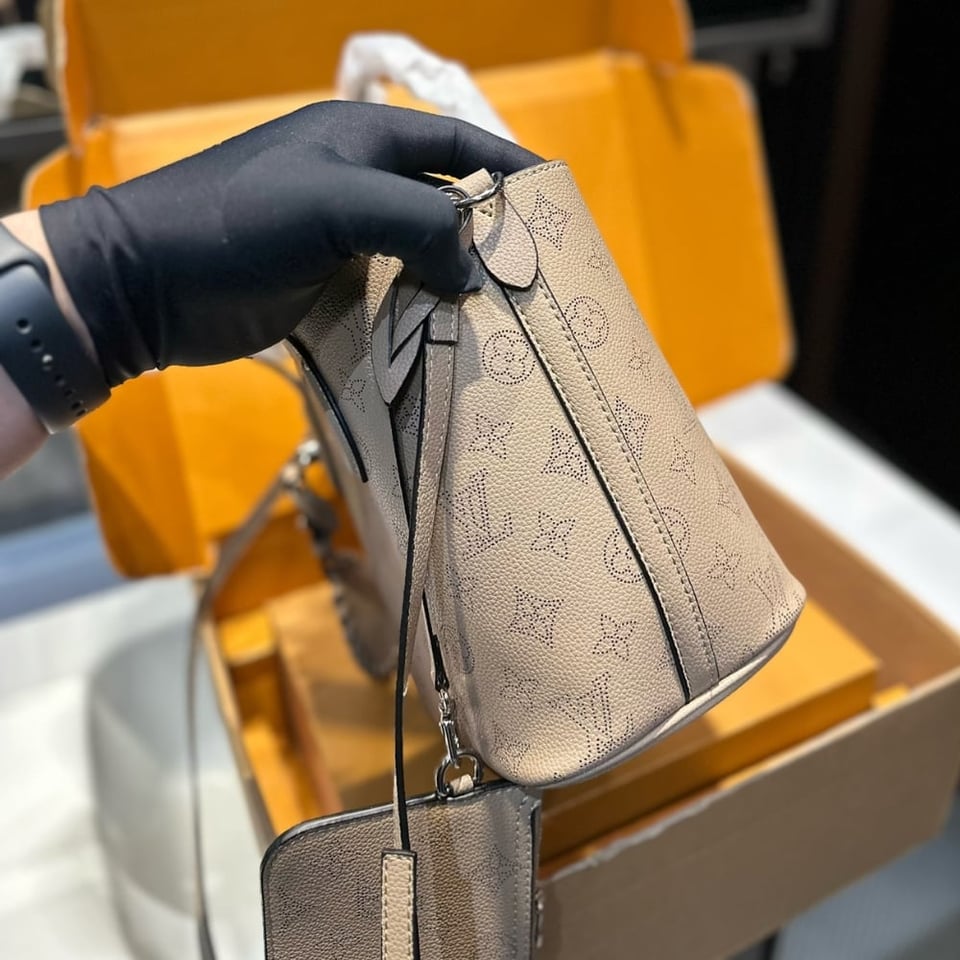 Louis Vuitton Blossom Mahina Calfskin Bag Beige 21Cm view 7