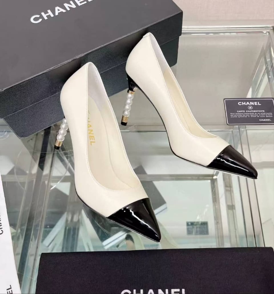 Chanel Pearl Embellished Heel Pumps White view 4