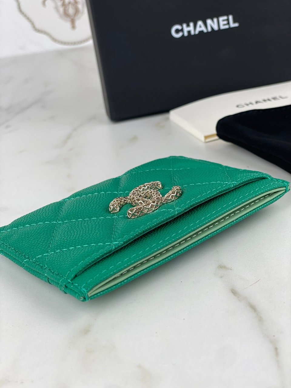 Chanel Card Holder 19.5 Emerald Grained Calfskin Gold Icon view 8
