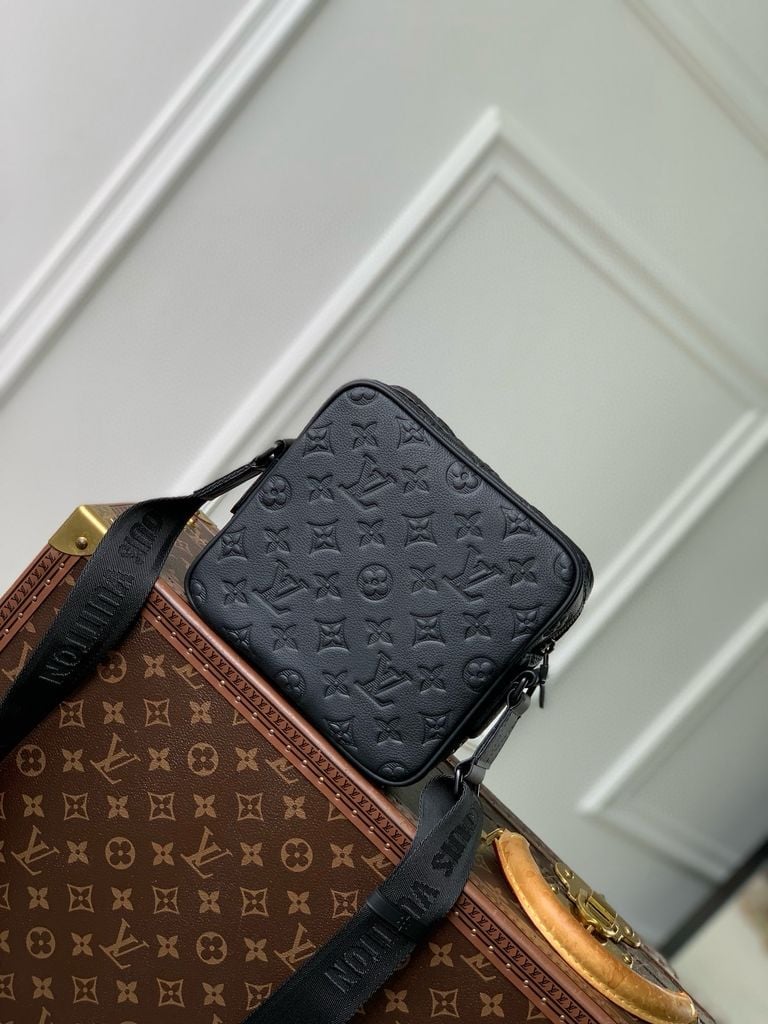 Louis Vuiiton Getaway Messenger Monogram Shadow Bag Black 20Cm view 4