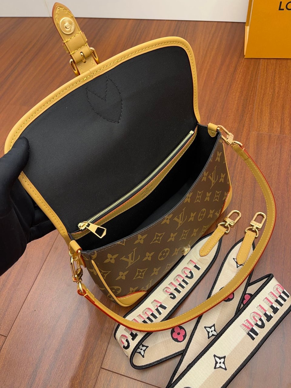 Louis Vuitton Diane Black 24cm/9.4in view 3