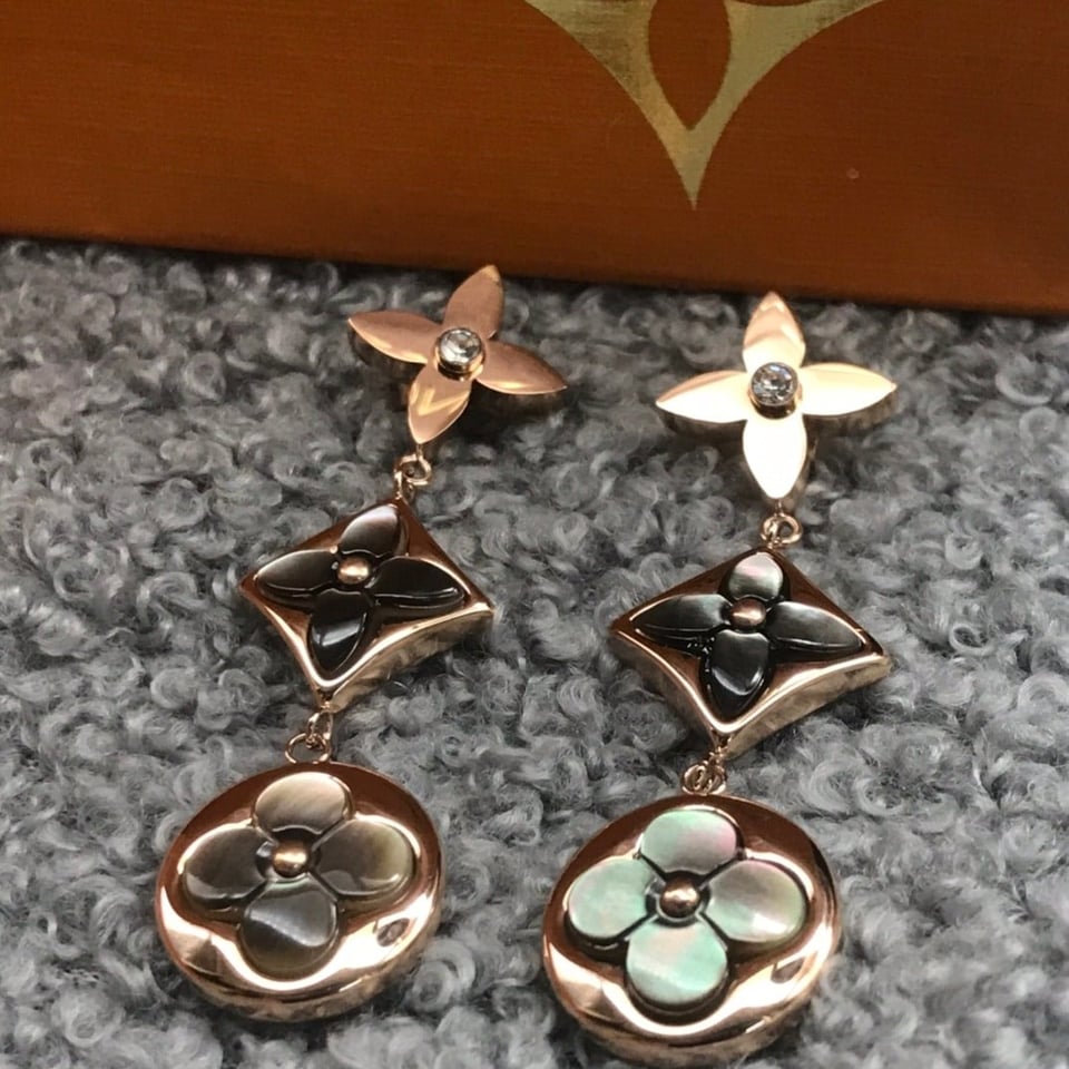 Louis Vuitton Blossom Long Earrings view 4
