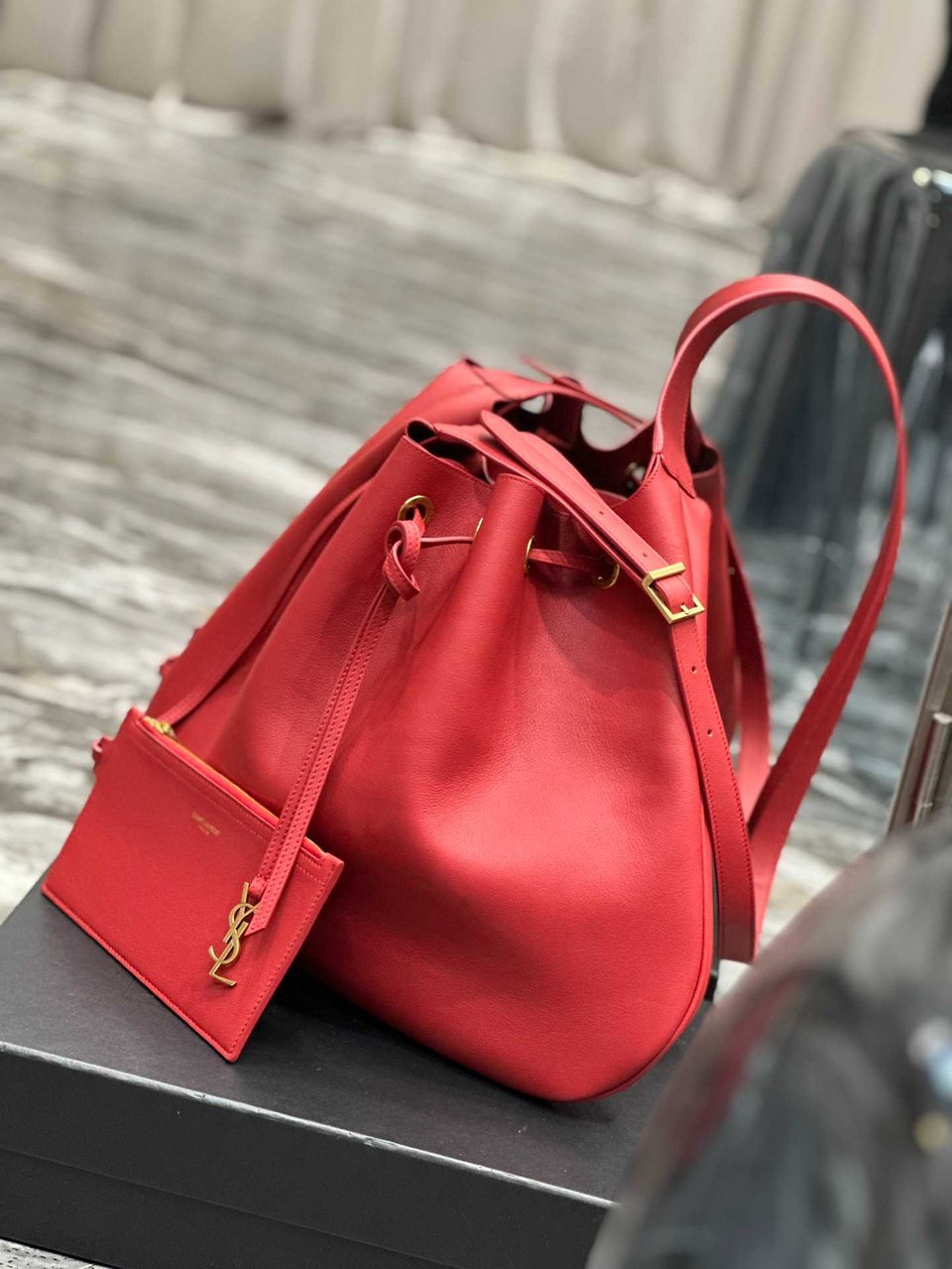 Saint Laurent Paris Vii Large Flat Hobo Bag In Smooth Leather Bag Red 44cm/ 17.3 in view 10