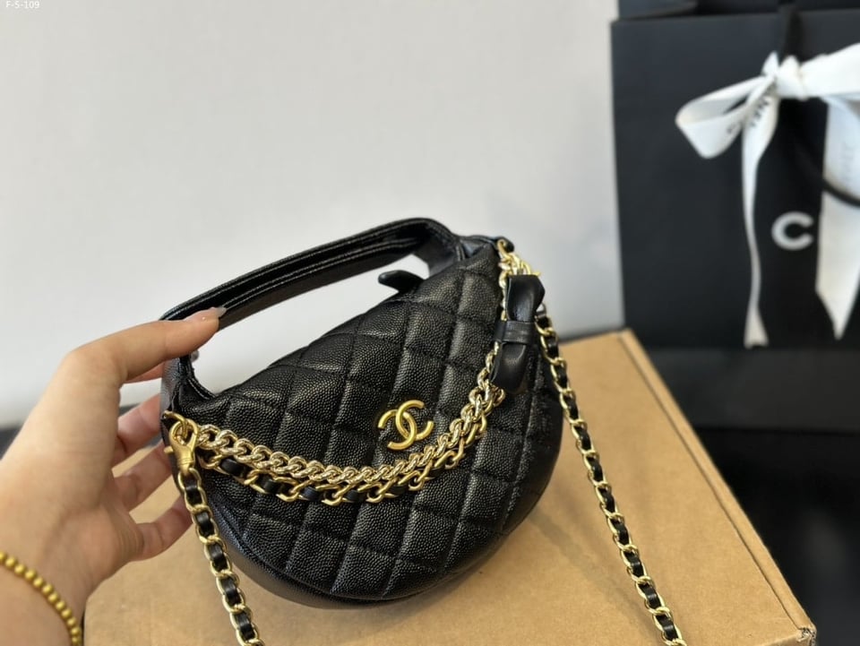 Chanel Pouch Grained Shiny Calfskin Black 17Cm/6.7in Ap3943 B16288 94305 view 4