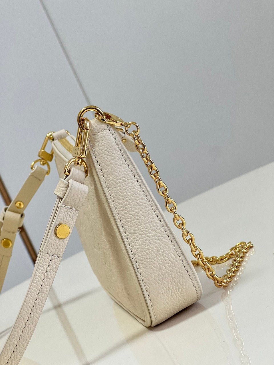 Louis Vuitton Easy Pouch On Strap 19Cm White view 6