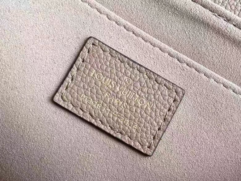 Louis Vuitton Favorite 24Cm Beige view 4
