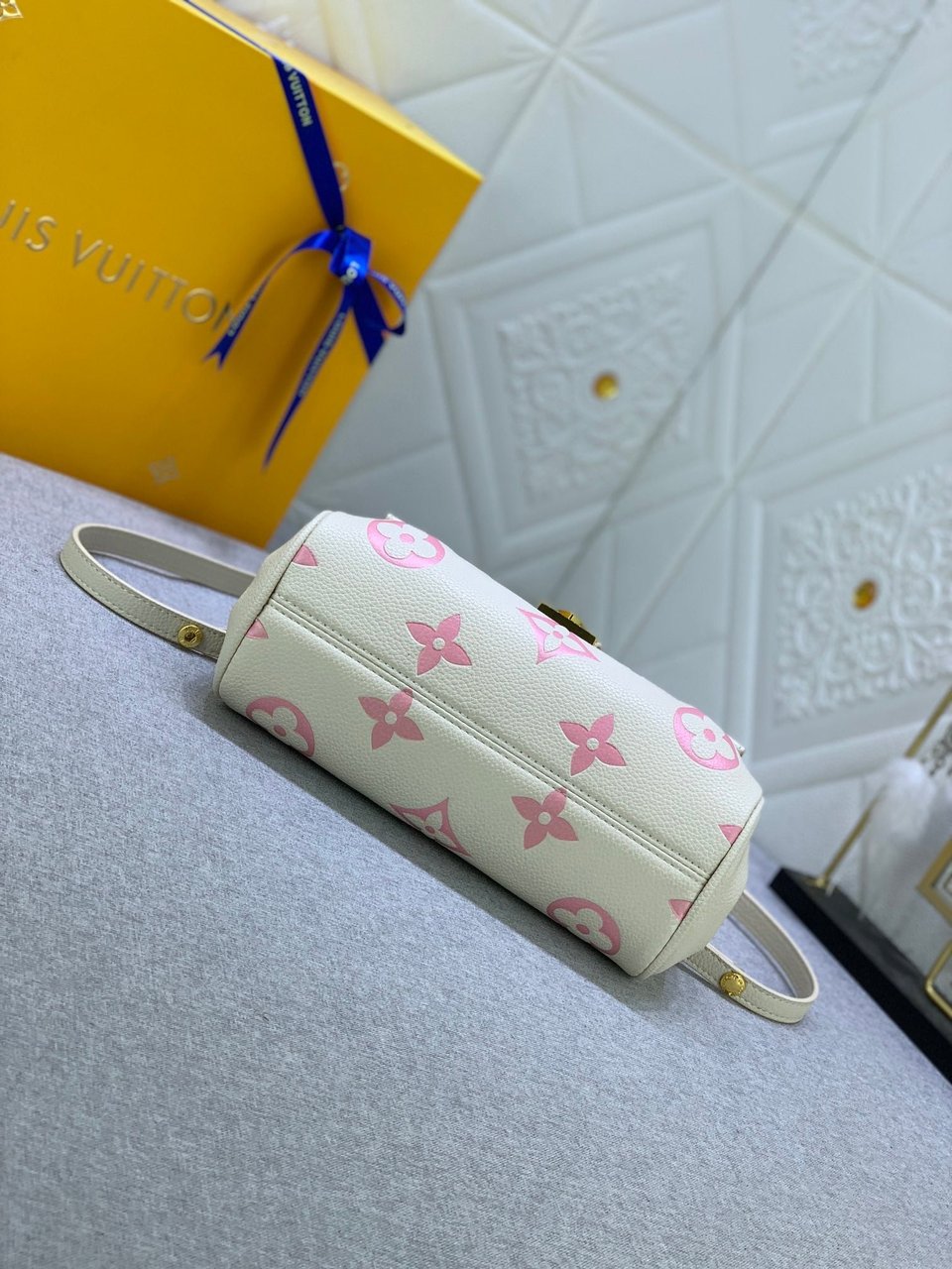 Louis Vuitton Favourite Bag Cream Beige 24Cm view 5
