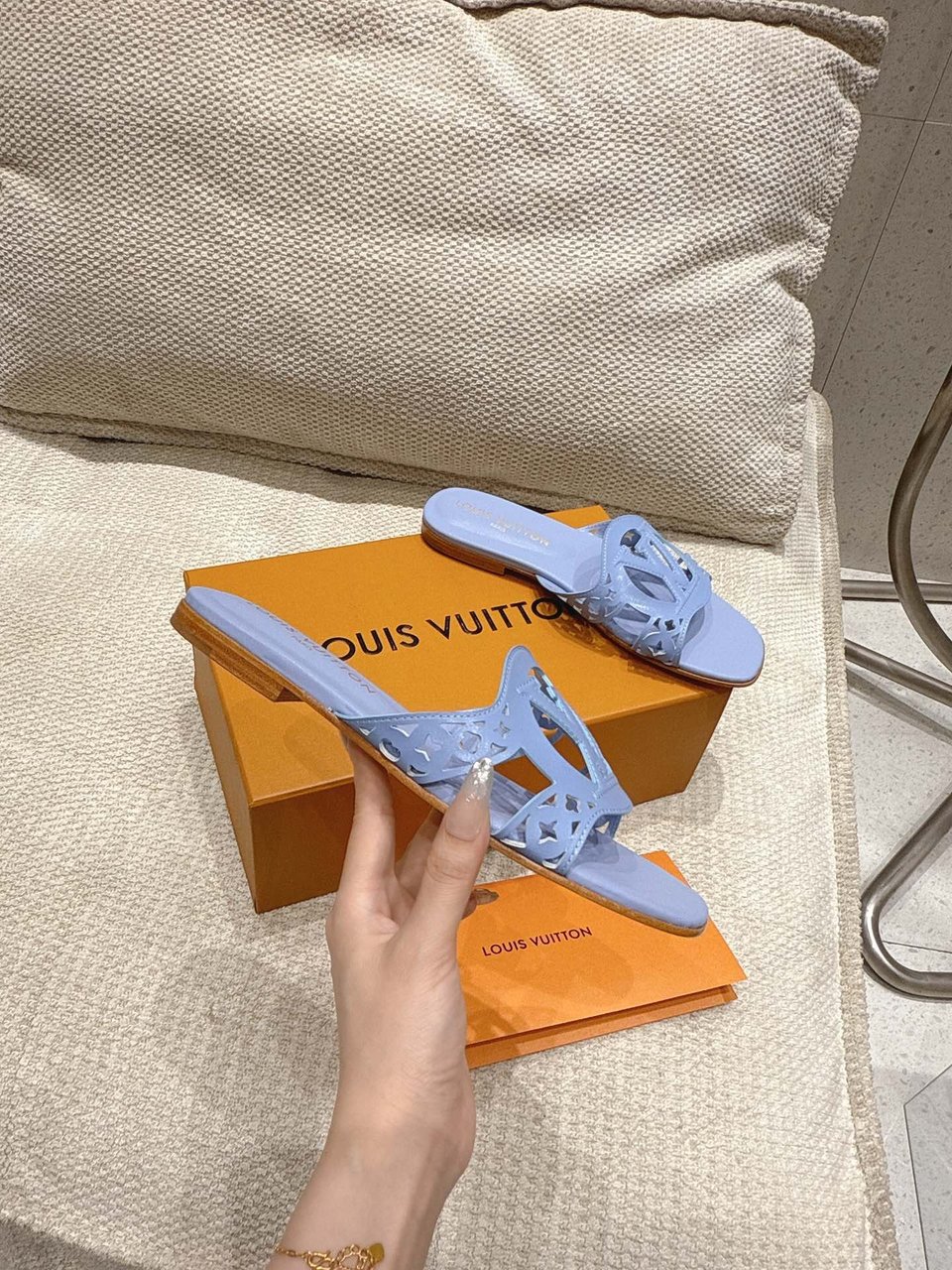 Louis Vuitton LV Isola Flat Mule Blue 1AGYQ6 view 5