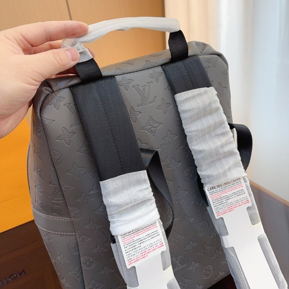 Louis Vuitton Discovery Backpack Anthracite Gray 28Cm M46557 view 4