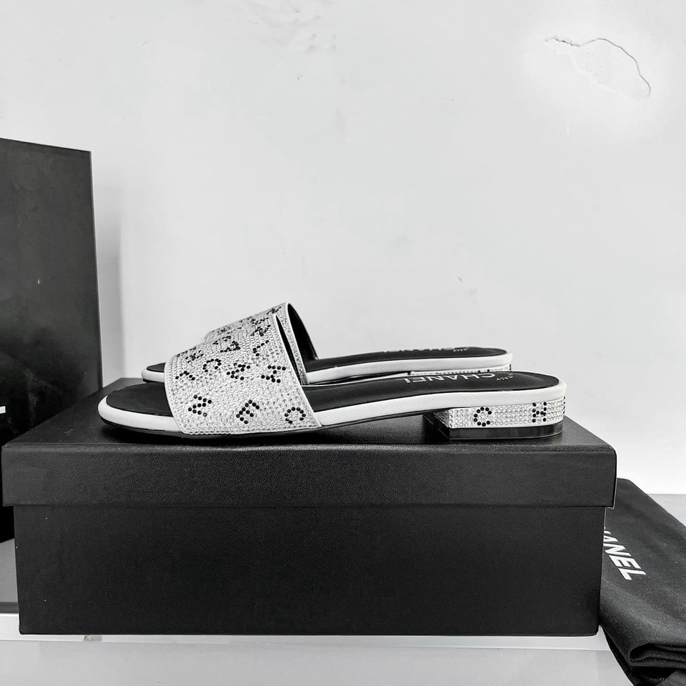 Chanel 24P Beaded Diamond Logo Slippers Silver view 9