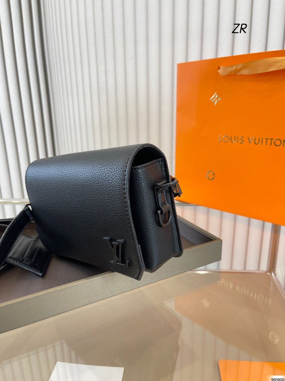 Louis Vuitton Aerogram Messenger Bag Black 20Cm M57080 view 7