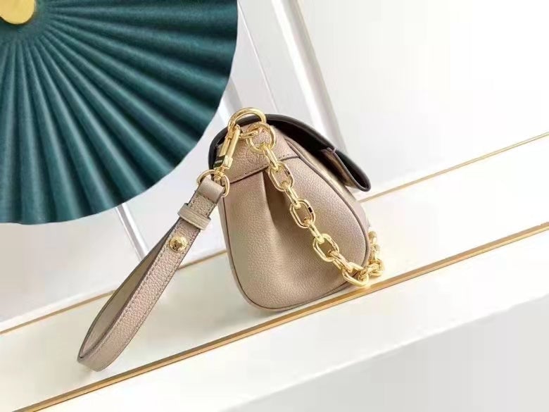 Louis Vuitton Favorite 24Cm Beige view 6
