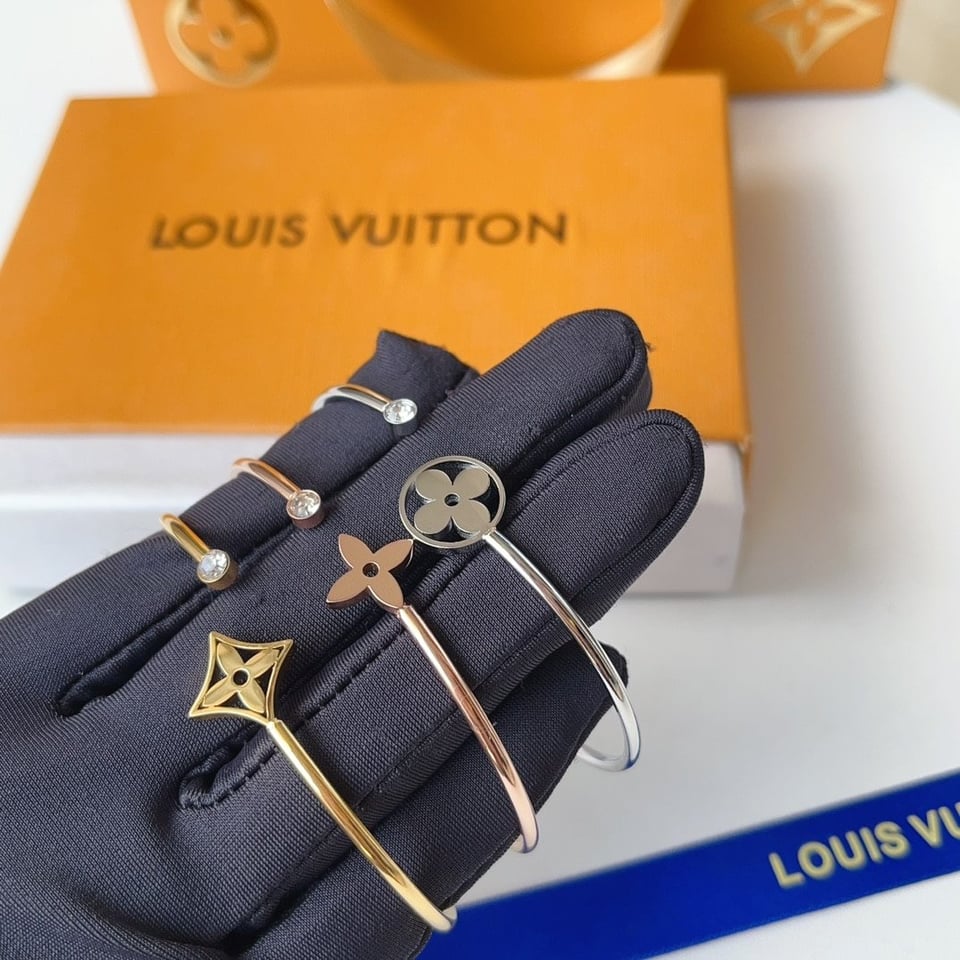 Louis Vuitton Idylle Blossom Twist Bracelet White Gold Tone Q95537 view 3