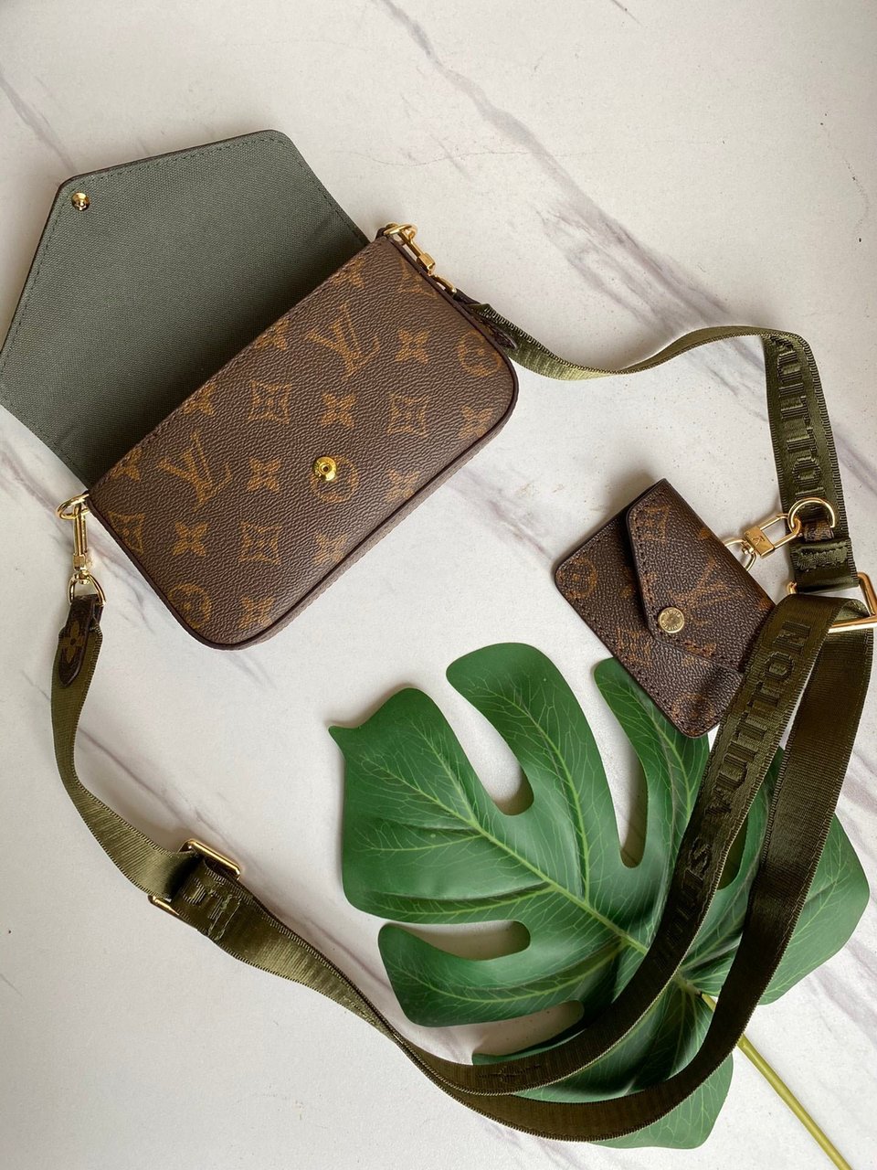 Louis Vuitton F Licie Strap Go 17Cm Green view 6