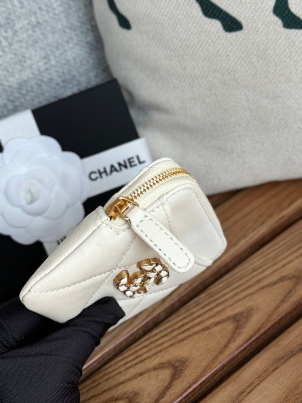 Chanel 19 Zipped Coin Purse 11Cm White Lambskin Gold Hardware view 4