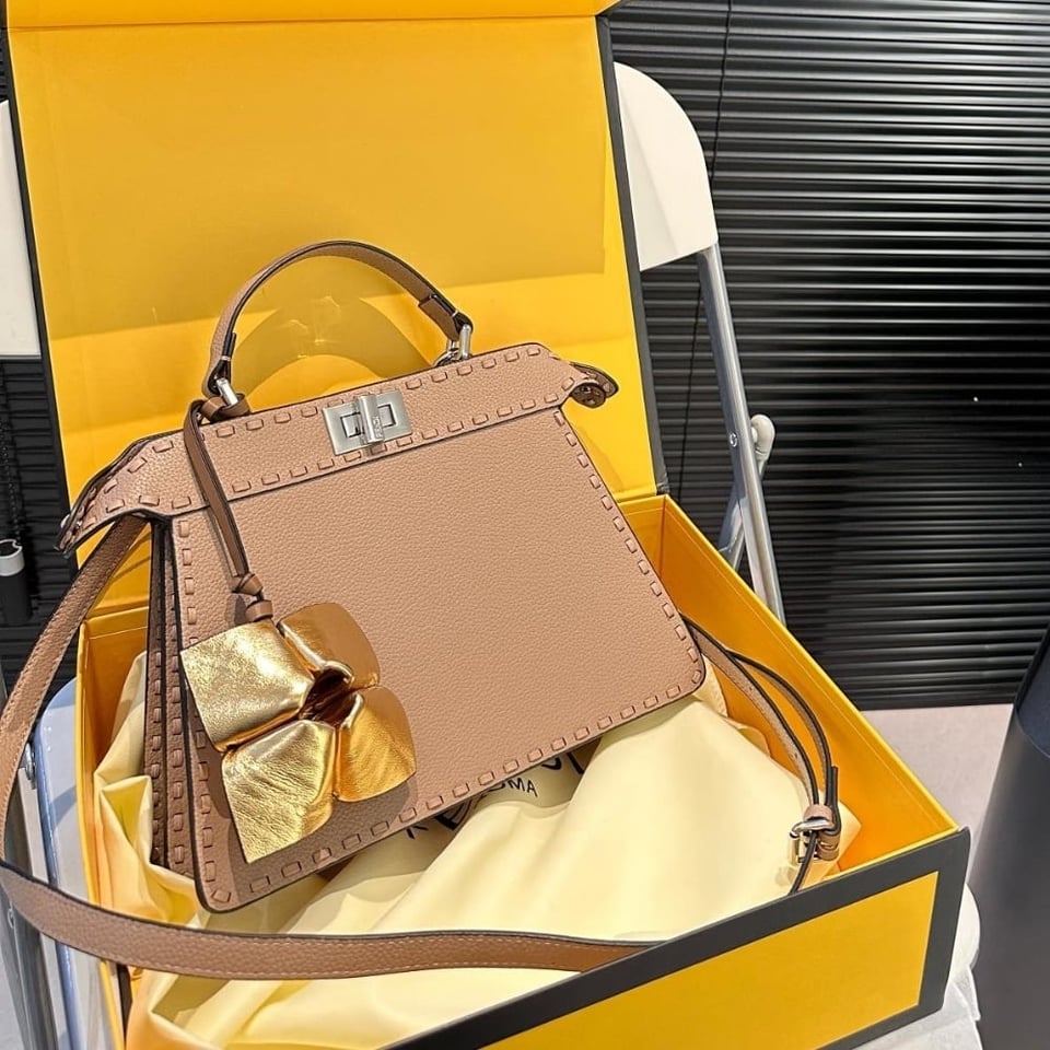 Fendi Peekaboo Iseeu Petite Selleria Bag Dove Grey 27Cm view 4