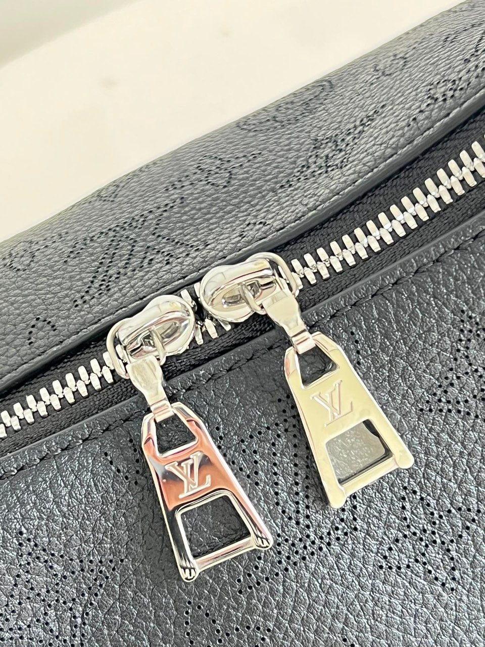Louis Vuitton Why Knot Mm Black view 7