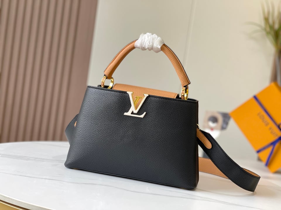 Louis Vuitton Capucines Mm Black 27Cm M59466 view 3