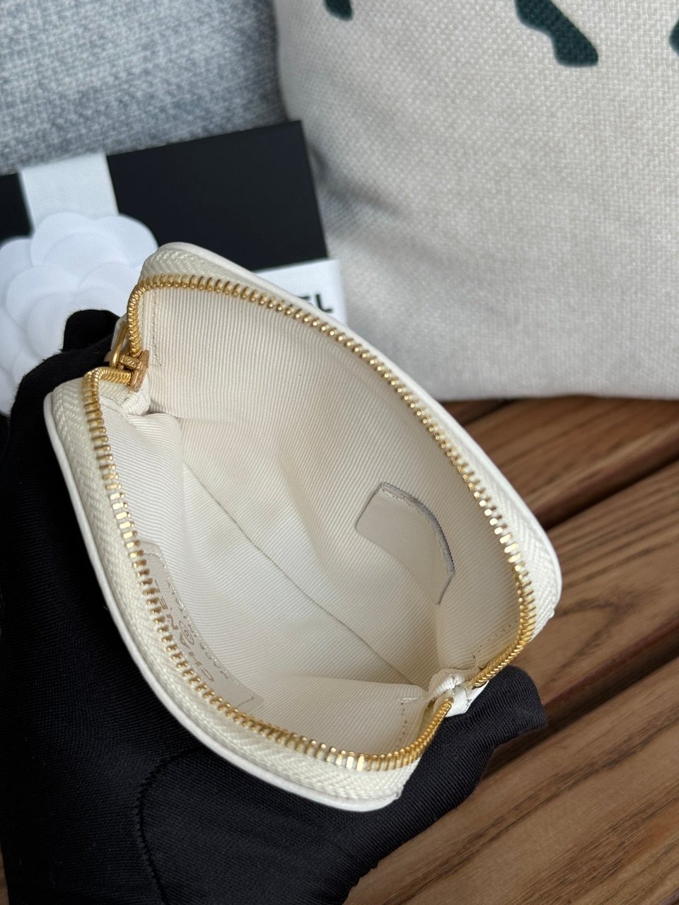 Chanel 19 Zipped Coin Purse 11Cm White Lambskin Gold Hardware view 8