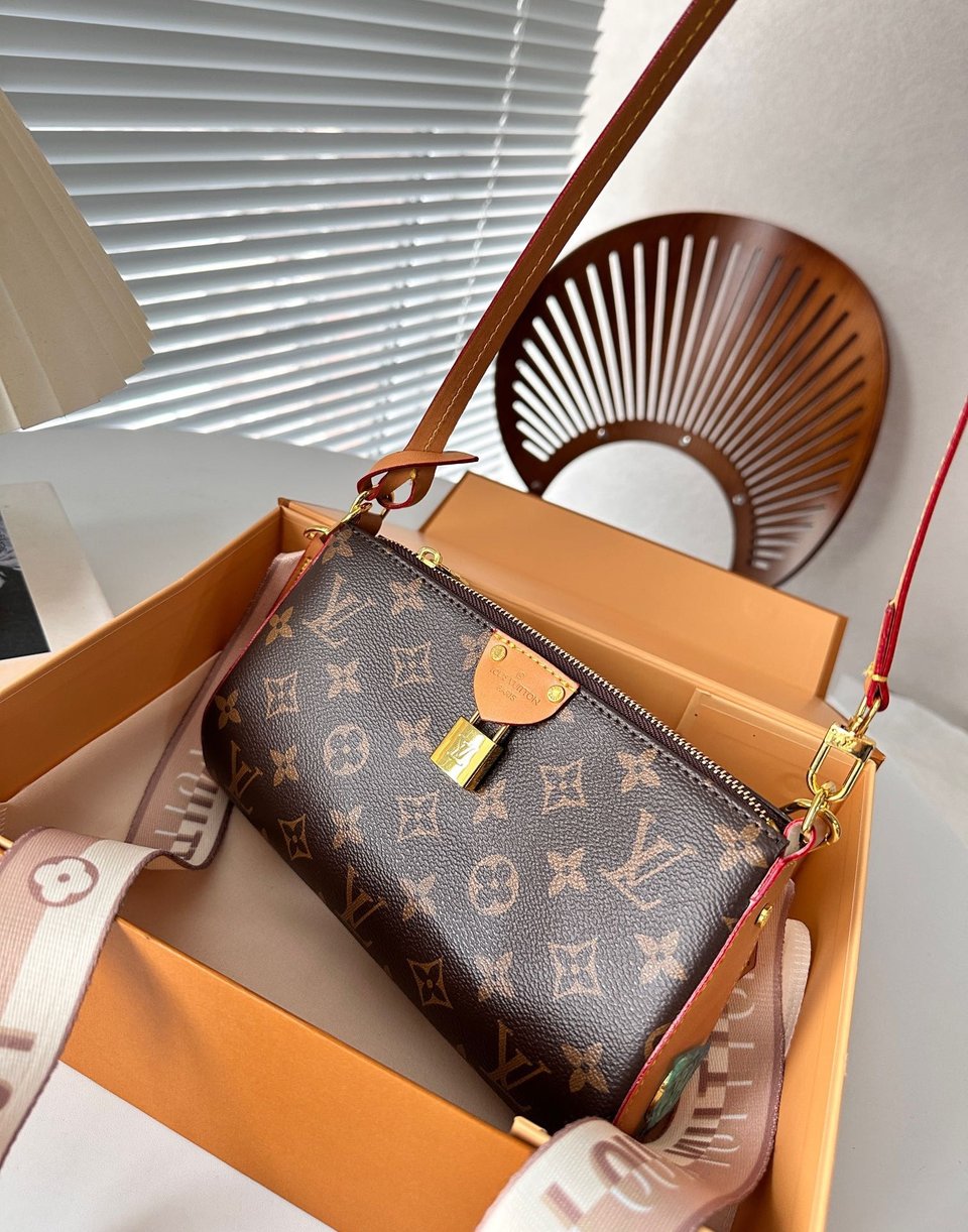 Louis Vuitton Pochette Tirette Monogram Canvas 23Cm M47123 view 3